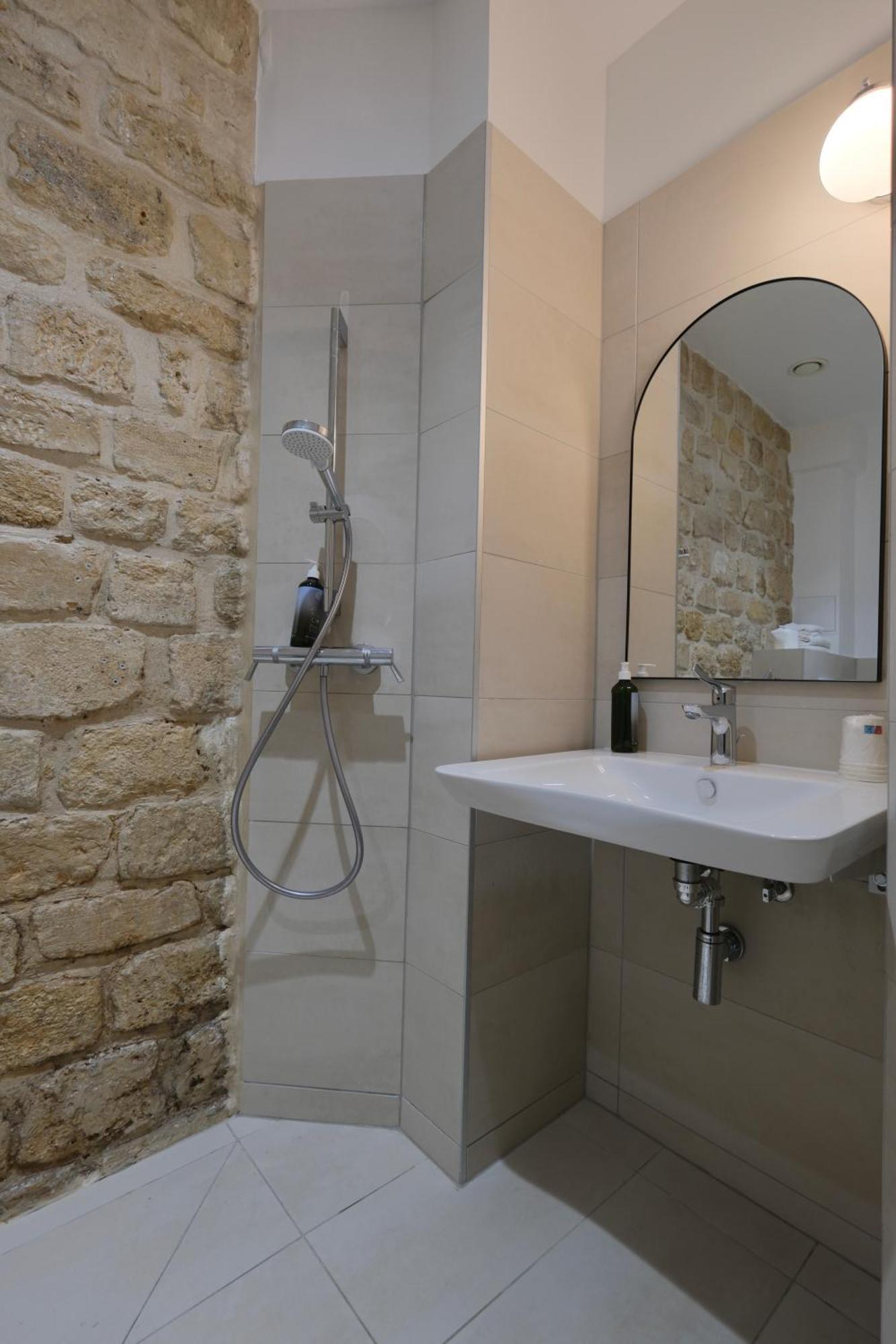 Hipotel Père-lachaise République Parigi