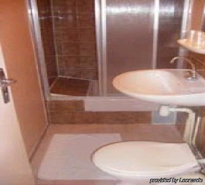 Hipotel Père-lachaise République Parigi